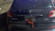 Pidieron un auto, fueron hasta una casa y la tirotearon y le robaron al chofer