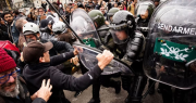 Ante la acción policial, los jubilados tuvieron que marchar a Plaza de Mayo