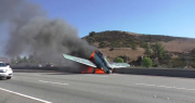 Tragedia en Italia: una avioneta cayó en una autopista y dos personas murieron