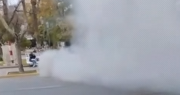 Tensión en pleno centro: un auto se prendió fuego en la Plaza 25 de Mayo
