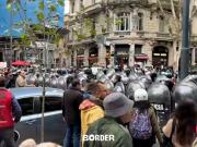 Tensión y empujones con la policía en una nueva marcha de los jubilados