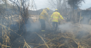 Una vivienda se salvó de las llamas de milagro, en medio de un incendio de cañaverales