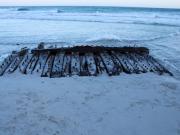 Caminaba por la playa y se topó con un barco de guerra del siglo XVIII