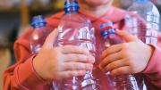 Quien tiene botellas de plástico en casa, tiene un tesoro: por qué y cómo usarlas para decorar tu casa