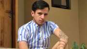 (VIDEO) Estilista venezolano Andrés Hernández relata su experiencia en el Cecot: Tres oficiales me llevaron a una isla y abusaron de mí