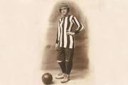 Málaga dedica una calle a Nita Carmona, la pionera que se tuvo que disfrazar de hombre para jugar al fútbol