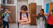 En San Juan, gran parte de los alumnos de primaria señalaron sufrir discriminación por cómo se ven, lo que les gusta o identidad de género
