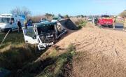 Un camión perdió el control y volcó en la Ruta 11 
