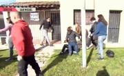 Batalla campal en un móvil de Corta Por Lozano: llantos, golpes y un perro salchicha