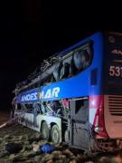Murieron al menos tres personas en un choque entre un micro y un camión en la Ruta 3, cerca de Río Gallegos