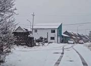 En medio de la expectativa en el Alto Valle, un pueblo de Neuquén ya se cubre de nieve: las imágenes