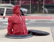 Artista francés Instala escultura roja de Donald Trump con un raton que sale de una alcantarilla de Nueva York