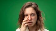 ¿Con cara de sueño en el trabajo? Los mejores trucos para borrar el cansancio del rostro: nadie se enterará que dormiste mal