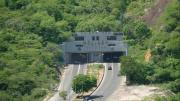 Reportan el incendio de un vehículo en la autopista Caracas-La Guaira: cierran el tránsito en ambos sentidos