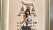 Una joven china recorre las canchas del país buscando a un hincha argentino que conoció en la Copa América