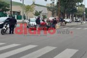 Motociclista herida tras ser embestida por un auto que giró en U
