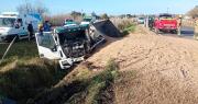 Un camión con arena despistó en Ruta 11 y terminó en un zanjón: su conductor terminó hospitalizado