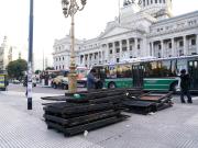 Congreso y las vallas que llegaron para quedarse: las usan para las marchas pero juntan suciedad y basura
