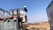 (VIDEO) Atan migrante a montacargas en Corea del Sur porque su jefe estaba insatisfecho con su trabajo; presidente surcoreano promete justicia