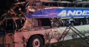 Un choque fatal entre un camión y un micro en Santa Cruz dejó 4 muertos y al menos 20 heridos