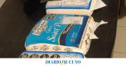 Distrajo a los empleados y escondió tres hormas de queso: fue sorprendido y detenido