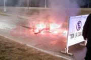 Derrapó cuando iba a trabajar, está herido y la moto fue destruida por el fuego