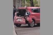 Doble choque en el parque Aguirre provocó daños en tres vehículos