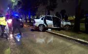 Un auto chocó contra un micro 202 y se estrelló contra un árbol en Berisso