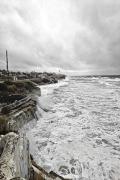 ¿Sudestada en Las Grutas? Viernes con frío extremo, viento y un mar furioso en la costa de Río Negro