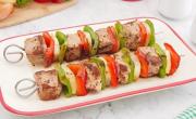 Cómo hacer brochette de carne y verduras en el horno: cómo hacerlo fácil y rápido en 6 pasos