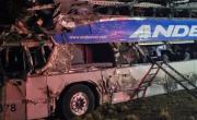 Choque fatal en Santa Cruz entre un micro y un camión: cuatro muertos y 20 heridos