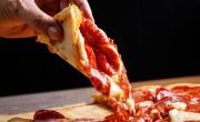 ¿Se comen o se apilan los bordes de la pizza?
