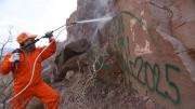 Tras la vandalización de rocas en Potrerillos, un grupo de colaboradores limpió la zona