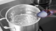 Por qué deberías hervir agua con detergente y qué beneficios tiene