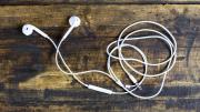 Quien tiene auriculares viejos o rotos, tiene un tesoro en casa: por qué y cómo reutilizarlos