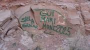 Identificaron a los turistas que grafitearon con aerosol una roca en el Dique Potrerillos