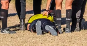Ejemplar castigo tras feroz ataque a un árbitro: DT expulsado de por vida y sanción para 10 juveniles