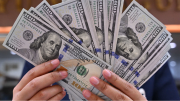 El dólar oficial subió por tercera rueda al hilo, pero registró su primera baja semanal en más de un mes