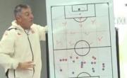Kudelka dio una clase táctica en plena rueda de prensa