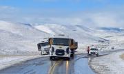 Alerta en la Ruta 40: camiones cruzados y autos con fallas, las complicaciones por la nieve en Neuquén