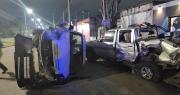 Un fuerte accidente de tránsito terminó con una camioneta destrozada y un auto volcado en Berisso