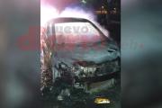 Bandeño llegaba a su finca cuando se le prendió fuego el auto: nada se salvó