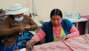 En El Alto entregan maquinaria para centros que capacitan a mujeres en madera y textiles
