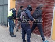 Dos jóvenes apuñalaron a su papá en Centenario y amenazaron con prender fuego su casa frente a su familia