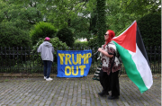 Protestan cientos de personas en Escocia contra visita de Trump