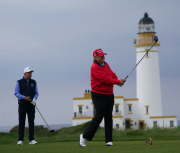 ¿Cuantos millones de dólares gasta Donald Trump de el dinero de los contribuyentes en promocionar su campo de golf en Escocia?