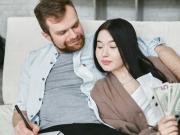 Señales de que tu pareja busca dinero y no amor