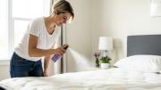Rociar lavanda en el colchón de la cama: por qué recomiendan hacerlo y para qué sirve