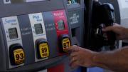 Casi 40 centavos por galón: los impuestos que elevan el precio de la gasolina en Florida