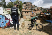 (VIDEO) Velocidad cerro abajo: Ciclismo urbano toma Petare antiguo bastión de la violencia de Caracas